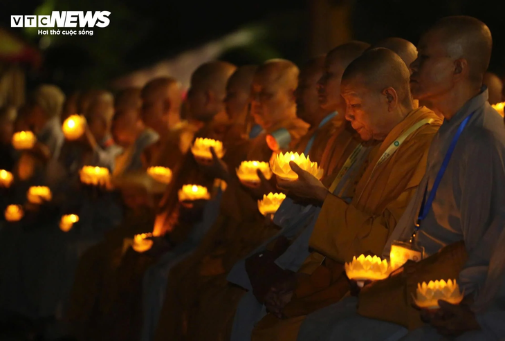 Hoa đăng sáng rực rỡ trong đêm mừng Đại lễ Vesak 2025 - ảnh 17