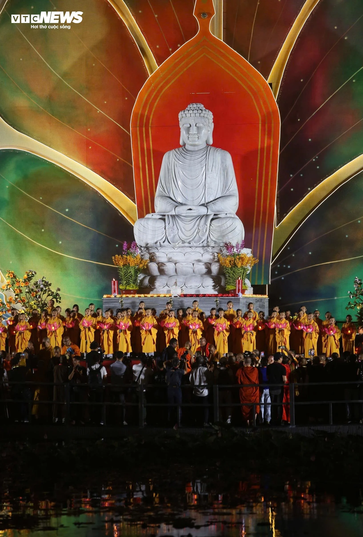 Hoa đăng sáng rực rỡ trong đêm mừng Đại lễ Vesak 2025 - ảnh 18