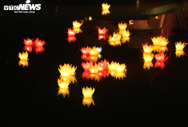 Hoa đăng sáng rực rỡ trong đêm mừng Đại lễ Vesak 2025  - ảnh 5