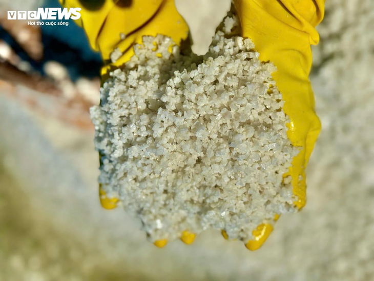 Diêm dân 'đội nắng' cào muối trên cánh đồng hơn 200 năm tuổi - ảnh 5