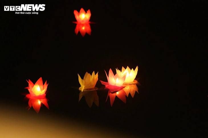 Hoa đăng sáng rực rỡ trong đêm mừng Đại lễ Vesak 2025 - ảnh 6
