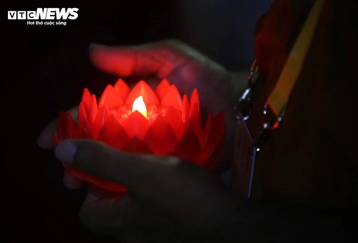 Hoa đăng sáng rực rỡ trong đêm mừng Đại lễ Vesak 2025  - ảnh 7