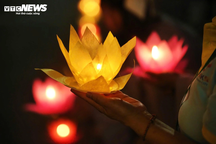 Hoa đăng sáng rực rỡ trong đêm mừng Đại lễ Vesak 2025 - ảnh 8