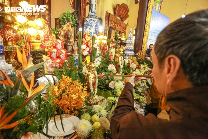 Phật tử trang nghiêm kính mừng Phật đản tại chùa Quán Sứ - ảnh 10