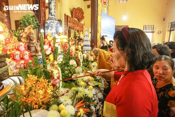 Phật tử trang nghiêm kính mừng Phật đản tại chùa Quán Sứ - ảnh 11