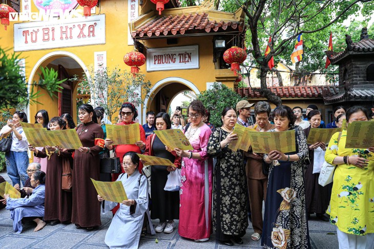 Phật tử trang nghiêm kính mừng Phật đản tại chùa Quán Sứ - ảnh 12