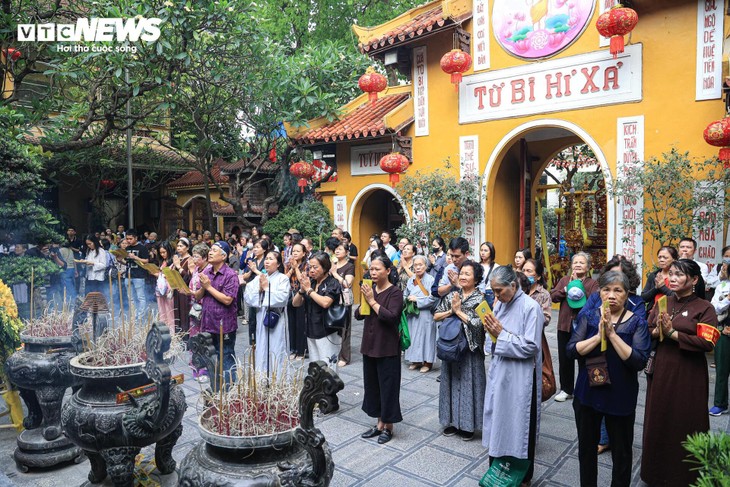 Phật tử trang nghiêm kính mừng Phật đản tại chùa Quán Sứ - ảnh 13