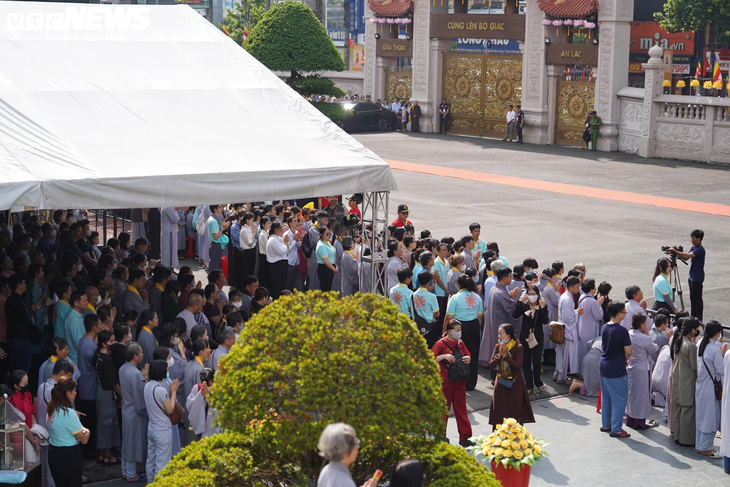 Dòng người cung thỉnh Xá lợi trái tim Bồ tát Thích Quảng Đức vào tháp Đa Bảo - ảnh 2