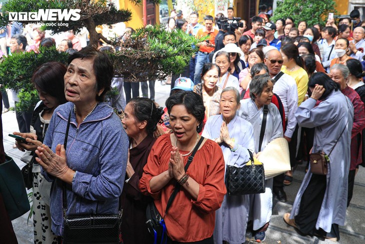 Phật tử trang nghiêm kính mừng Phật đản tại chùa Quán Sứ - ảnh 3