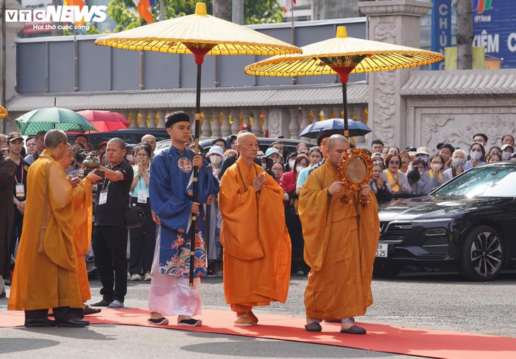 Dòng người cung thỉnh Xá lợi trái tim Bồ tát Thích Quảng Đức vào tháp Đa Bảo - ảnh 4