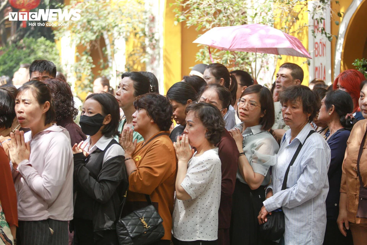 Phật tử trang nghiêm kính mừng Phật đản tại chùa Quán Sứ - ảnh 4