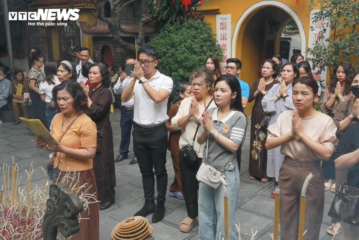 Phật tử trang nghiêm kính mừng Phật đản tại chùa Quán Sứ - ảnh 5