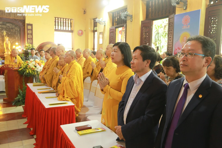 Phật tử trang nghiêm kính mừng Phật đản tại chùa Quán Sứ - ảnh 6