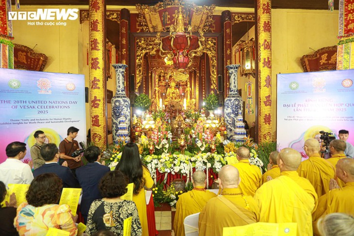 Phật tử trang nghiêm kính mừng Phật đản tại chùa Quán Sứ - ảnh 7