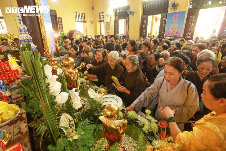 Phật tử trang nghiêm kính mừng Phật đản tại chùa Quán Sứ - ảnh 9