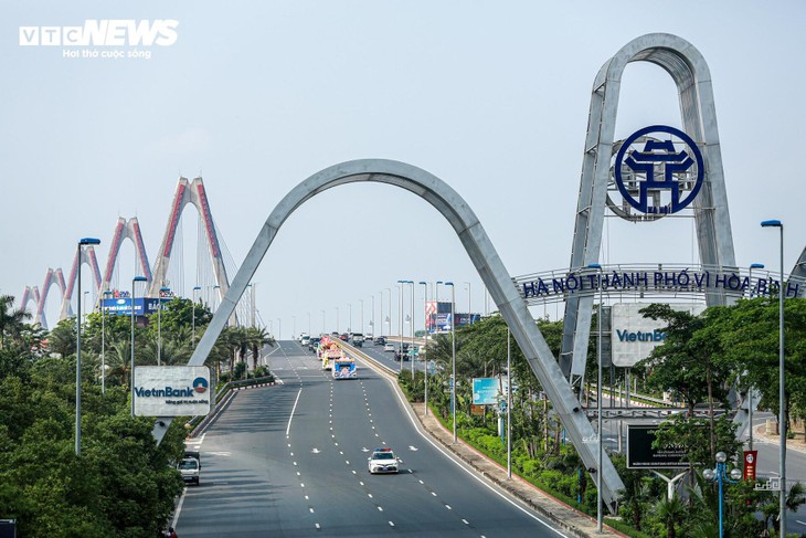 Cận cảnh cung rước xá lợi Phật về chùa Quán Sứ, người dân thành kính chiêm bái bên đường - ảnh 1