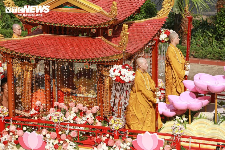 Cận cảnh cung rước xá lợi Phật về chùa Quán Sứ, người dân thành kính chiêm bái bên đường - ảnh 4