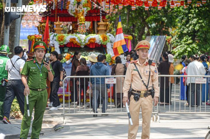 Ngôi chùa hơn 500 năm tuổi ở Hà Nội trước giờ cung nghinh xá lợi Đức Phật - ảnh 5