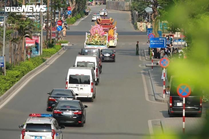 Cận cảnh cung rước xá lợi Phật về chùa Quán Sứ, người dân thành kính chiêm bái bên đường - ảnh 5