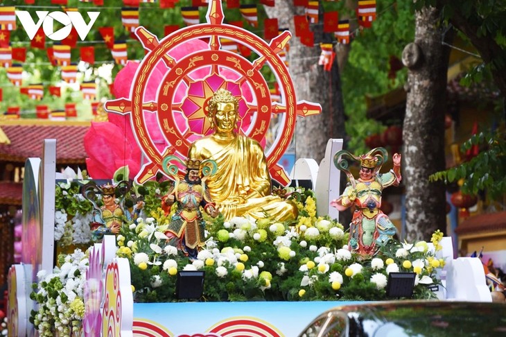 Cận cảnh cung rước xá lợi Phật về chùa Quán Sứ, người dân thành kính chiêm bái bên đường - ảnh 9