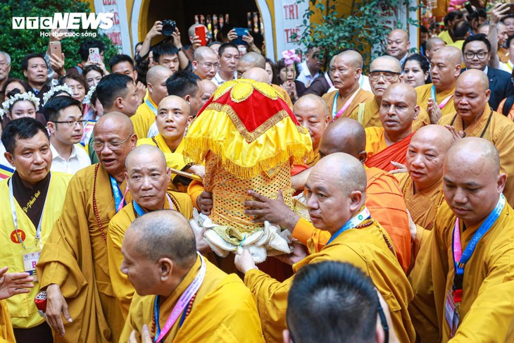 Cận cảnh cung rước xá lợi Phật về chùa Quán Sứ, người dân thành kính chiêm bái bên đường - ảnh 14