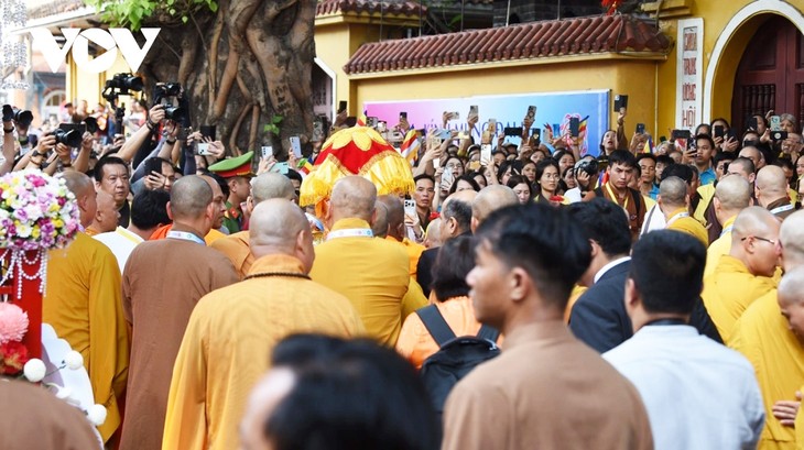 Cận cảnh cung rước xá lợi Phật về chùa Quán Sứ, người dân thành kính chiêm bái bên đường - ảnh 13