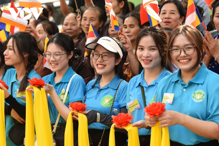 Cận cảnh cung rước xá lợi Phật về chùa Quán Sứ, người dân thành kính chiêm bái bên đường - ảnh 7