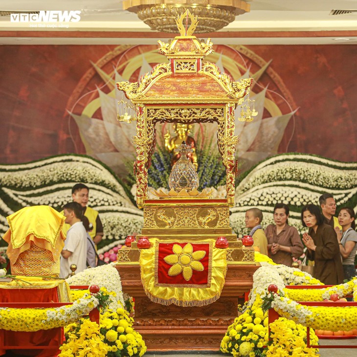 Phật tử vượt trăm cây số, thức trắng đêm chờ đợi vào chùa Quán Sứ chiêm bái xá lợi Đức Phật - ảnh 10