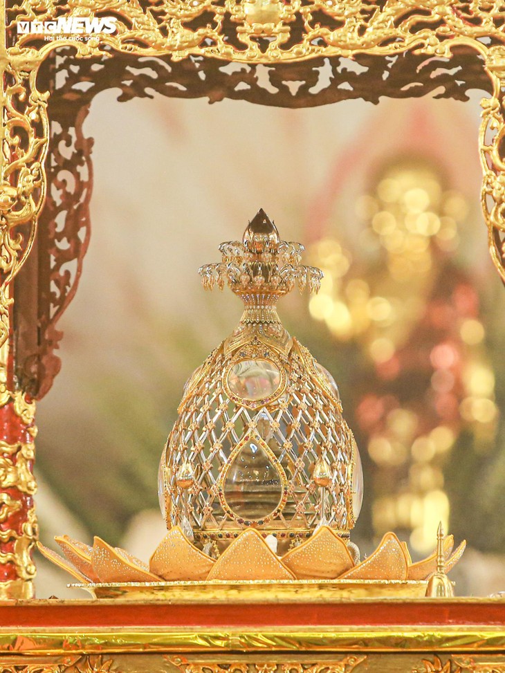 Phật tử vượt trăm cây số, thức trắng đêm chờ đợi vào chùa Quán Sứ chiêm bái xá lợi Đức Phật - ảnh 11