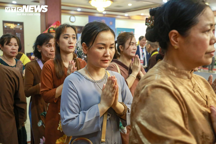 Phật tử vượt trăm cây số, thức trắng đêm chờ đợi vào chùa Quán Sứ chiêm bái xá lợi Đức Phật - ảnh 14