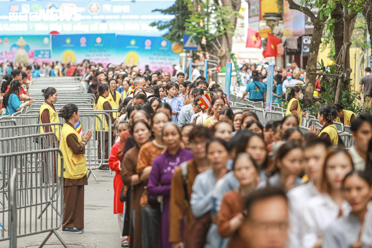 Phật tử vượt trăm cây số, thức trắng đêm chờ đợi vào chùa Quán Sứ chiêm bái xá lợi Đức Phật - ảnh 1