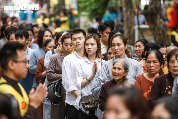 Phật tử vượt trăm cây số, thức trắng đêm chờ đợi vào chùa Quán Sứ chiêm bái xá lợi Đức Phật - ảnh 2