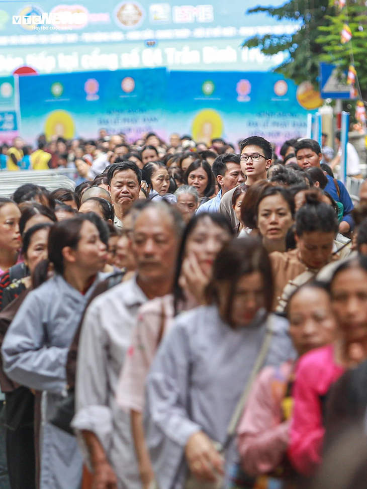 Phật tử vượt trăm cây số, thức trắng đêm chờ đợi vào chùa Quán Sứ chiêm bái xá lợi Đức Phật - ảnh 3