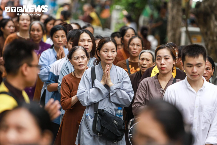 Phật tử vượt trăm cây số, thức trắng đêm chờ đợi vào chùa Quán Sứ chiêm bái xá lợi Đức Phật - ảnh 4