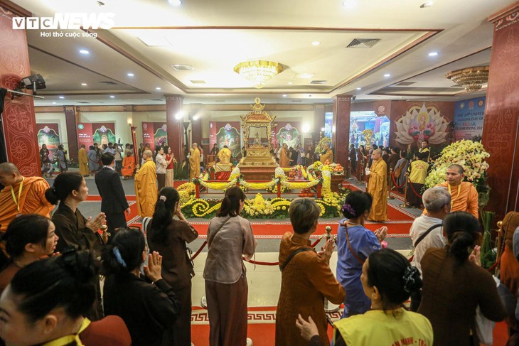 Phật tử vượt trăm cây số, thức trắng đêm chờ đợi vào chùa Quán Sứ chiêm bái xá lợi Đức Phật - ảnh 8