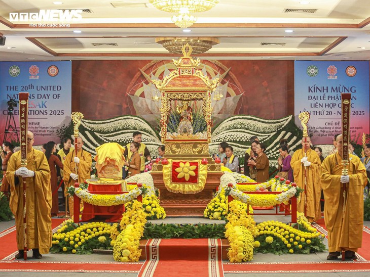 Phật tử vượt trăm cây số, thức trắng đêm chờ đợi vào chùa Quán Sứ chiêm bái xá lợi Đức Phật - ảnh 9