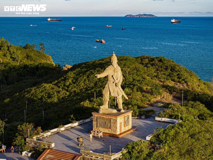 Tượng Trần Hưng Đạo ở Quy Nhơn: Bí ẩn linh thiêng trên đỉnh núi giữa lòng biển - ảnh 11