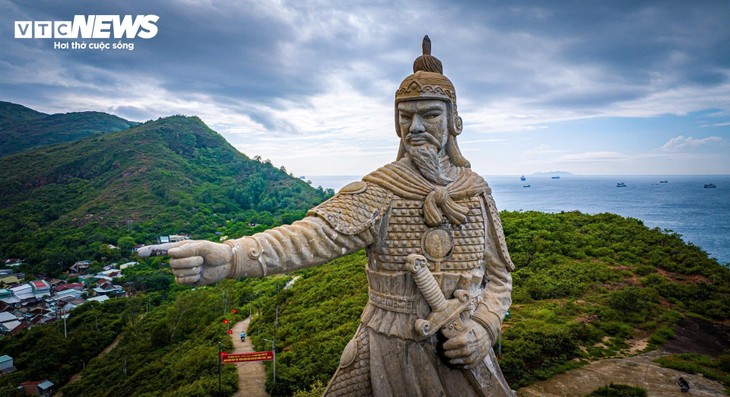 Tượng Trần Hưng Đạo ở Quy Nhơn: Bí ẩn linh thiêng trên đỉnh núi giữa lòng biển - ảnh 4