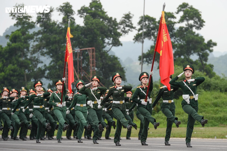 Chiến sĩ “khối hoa hậu” rạng rỡ trong buổi hợp luyện diễu binh Quốc khánh 2/9 - ảnh 11