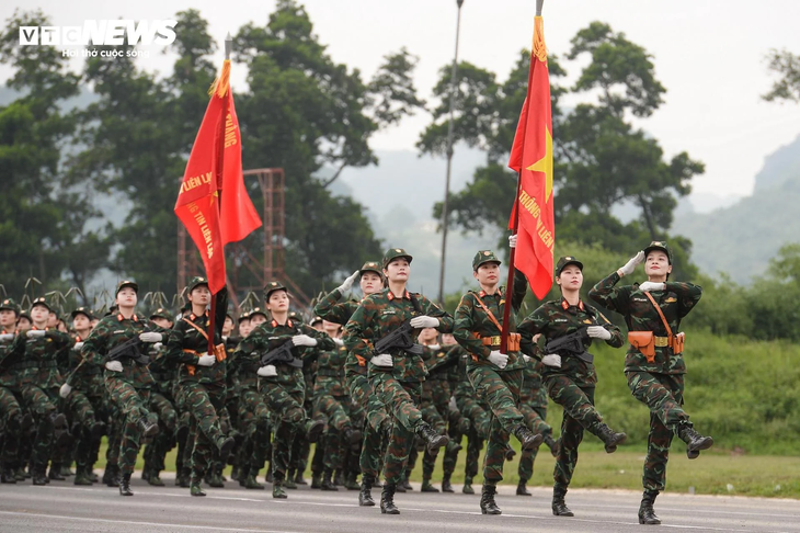 Chiến sĩ “khối hoa hậu” rạng rỡ trong buổi hợp luyện diễu binh Quốc khánh 2/9 - ảnh 15