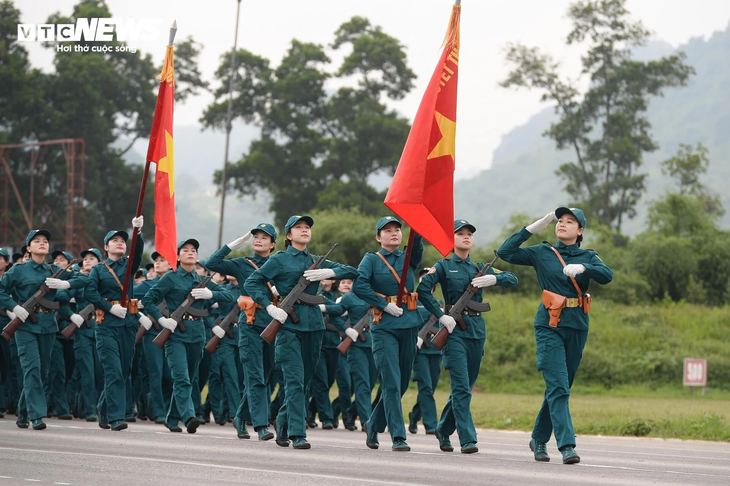 Chiến sĩ “khối hoa hậu” rạng rỡ trong buổi hợp luyện diễu binh Quốc khánh 2/9 - ảnh 16