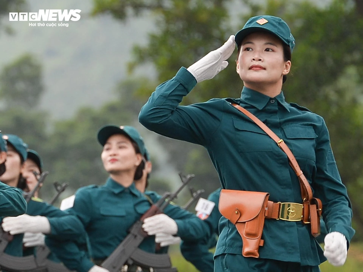 Chiến sĩ “khối hoa hậu” rạng rỡ trong buổi hợp luyện diễu binh Quốc khánh 2/9 - ảnh 18