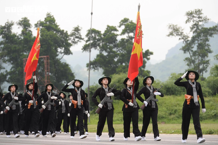Chiến sĩ “khối hoa hậu” rạng rỡ trong buổi hợp luyện diễu binh Quốc khánh 2/9 - ảnh 19