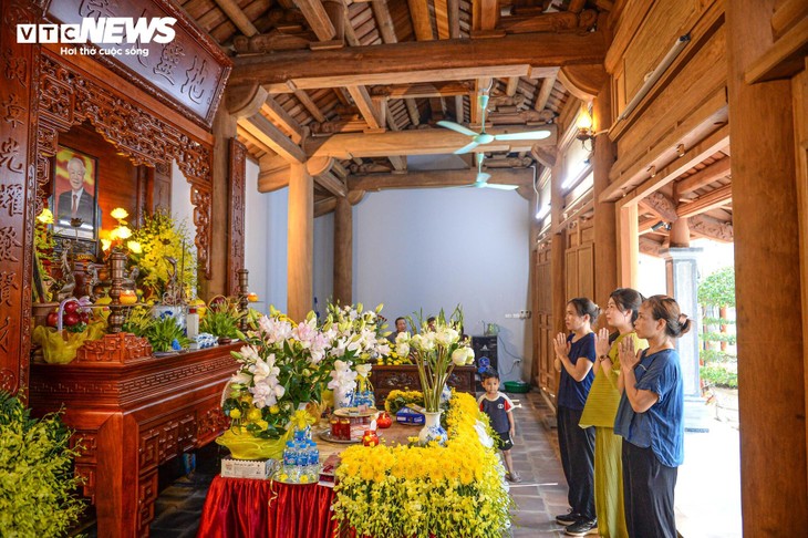 Người dân về thôn Lại Đà thắp hương tưởng niệm cố Tổng Bí thư Nguyễn Phú Trọng - ảnh 2