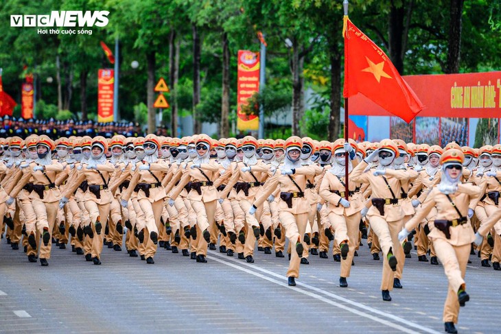 Bước chân thép giữa nắng lửa của nữ đặc nhiệm trước lễ diễu binh 2/9 - ảnh 12