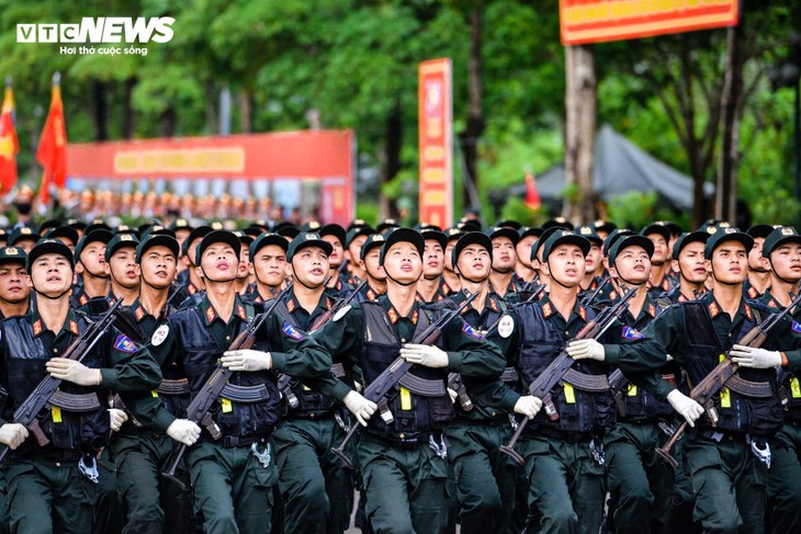 Bước chân thép giữa nắng lửa của nữ đặc nhiệm trước lễ diễu binh 2/9 - ảnh 15