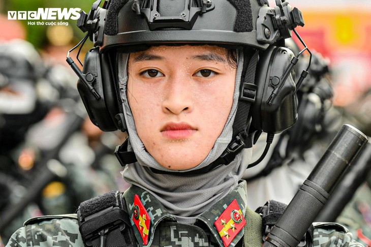Bước chân thép giữa nắng lửa của nữ đặc nhiệm trước lễ diễu binh 2/9 - ảnh 6