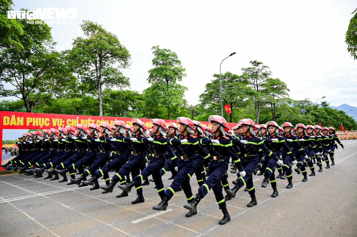 Bước chân thép giữa nắng lửa của nữ đặc nhiệm trước lễ diễu binh 2/9 - ảnh 9