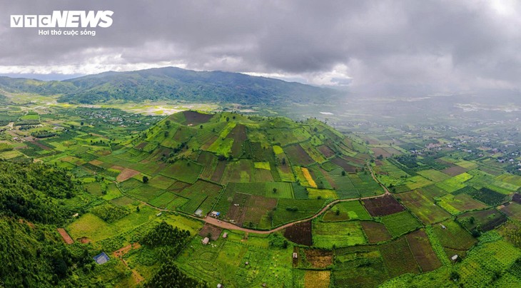 Chiêm ngưỡng núi lửa Chư Đăng Ya triệu năm tuổi ở Gia Lai - ảnh 1