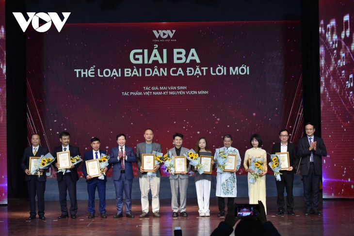 40 tác phẩm đoạt giải cuộc vận động sáng tác “Với Đảng vẹn toàn niềm tin yêu“ - ảnh 11